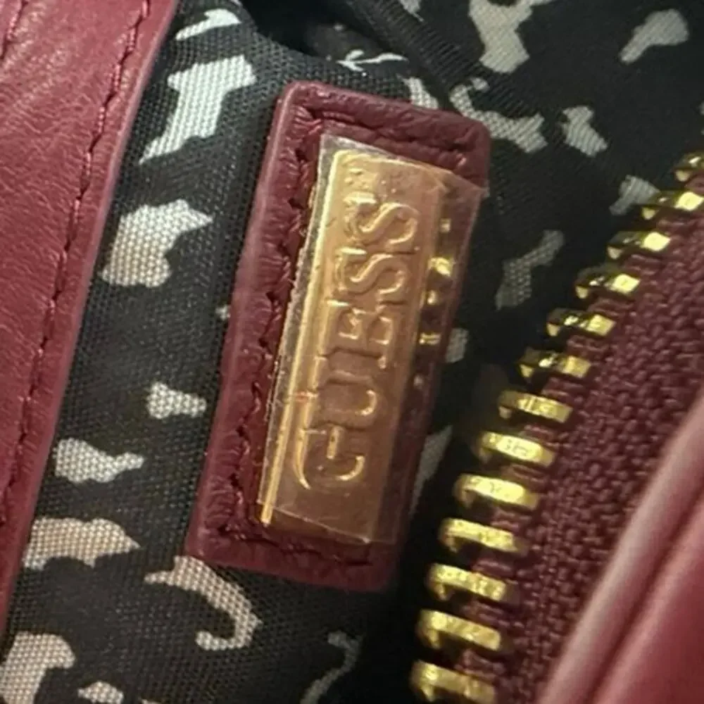 Guess Ladies Handbag Satchel Tote Bag‎ Wine Modern Simplicity